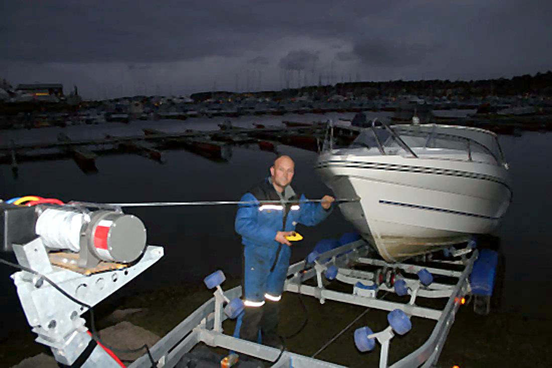 Tom Erik Kvalnes ved en båt på henger i båthavna