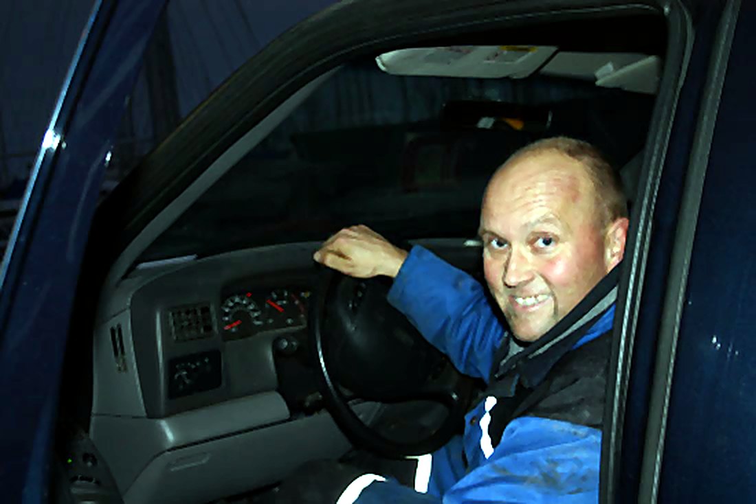Tom Erik Kvalnes i bilen, klar for å levere en båt